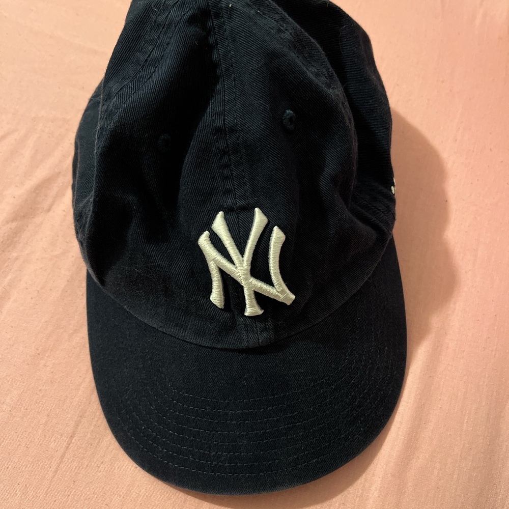 navy blue yankees cap